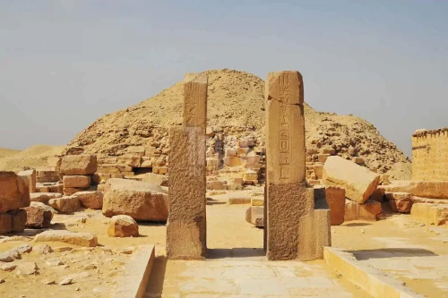 À l'intérieur et à l'extérieur de la pyramide d'Ounas