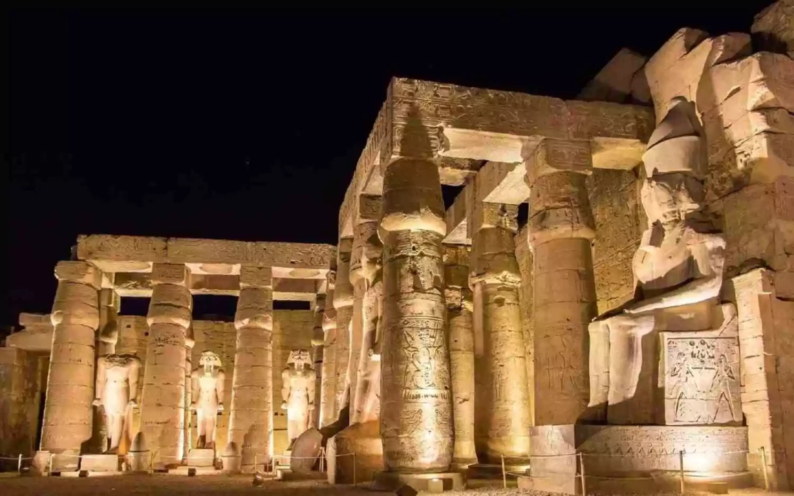 Tour de espectáculo de luz y sonido en el templo de Karnak